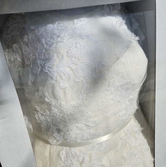 Vera Wang White Lace Wedding Dress Size 12 - Picture 5 of 11